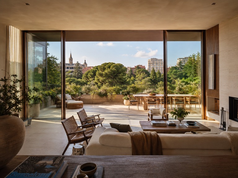 Interior residencial de alto nivel con terraza y vistas verdes en Barcelona Zona Alta